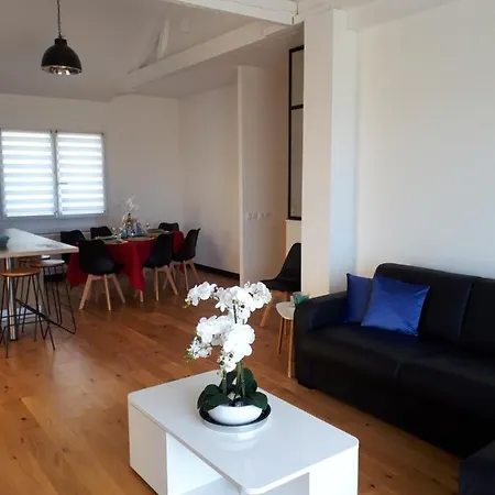 Maison Et Grande Terrasse Face *