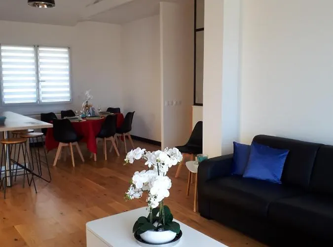 Maison Et Grande Terrasse Face *