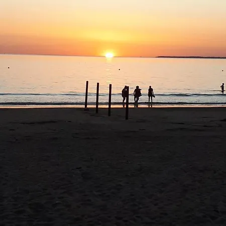 Maison Et Grande Terrasse Face بيت للعطل